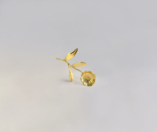 Sculptural flower earrings in gold - detailed petal texture