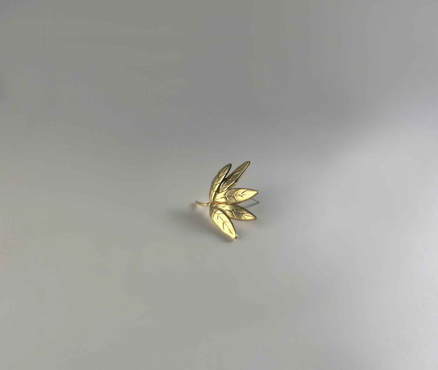 Leaf Cluster earrings in gold - detailed view of five individually sculpted leaves with natural curves | HELIGRAE 18K gold plated