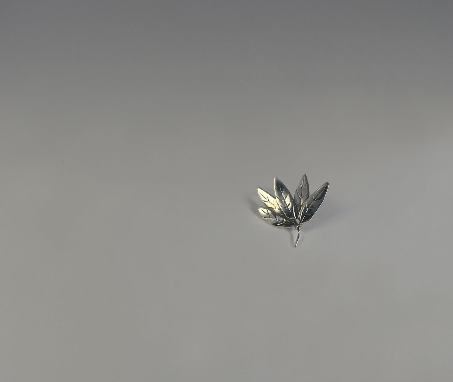 Leaf Cluster earrings - detailed view of five individually sculpted leaves with natural curves | HELIGRAE 925 silver
