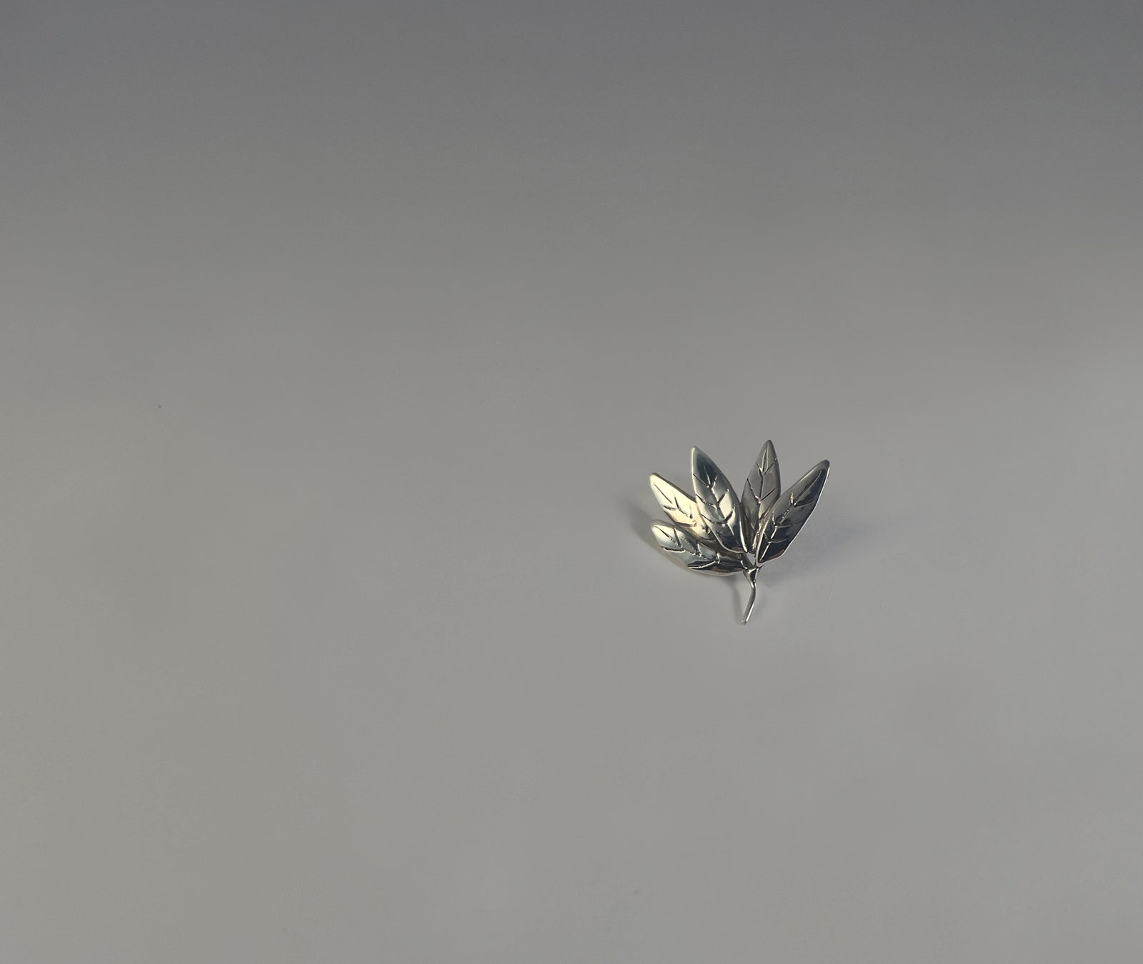 Leaf Cluster earrings - detailed view of five individually sculpted leaves with natural curves | HELIGRAE 925 silver
