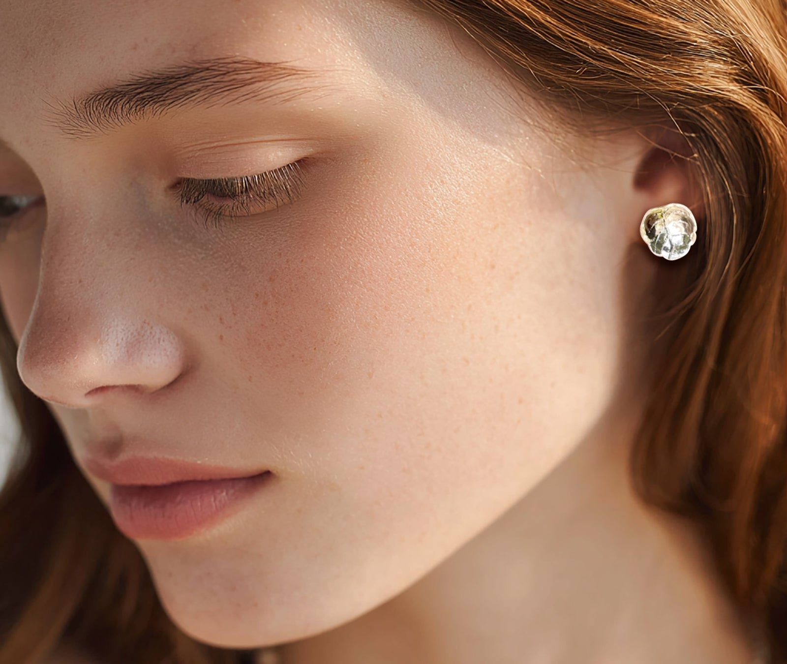 Minimalist Leaf earrings in 925 silver - macro shot showing engraved veins and polished finish | HELIGRAE botanical collection
