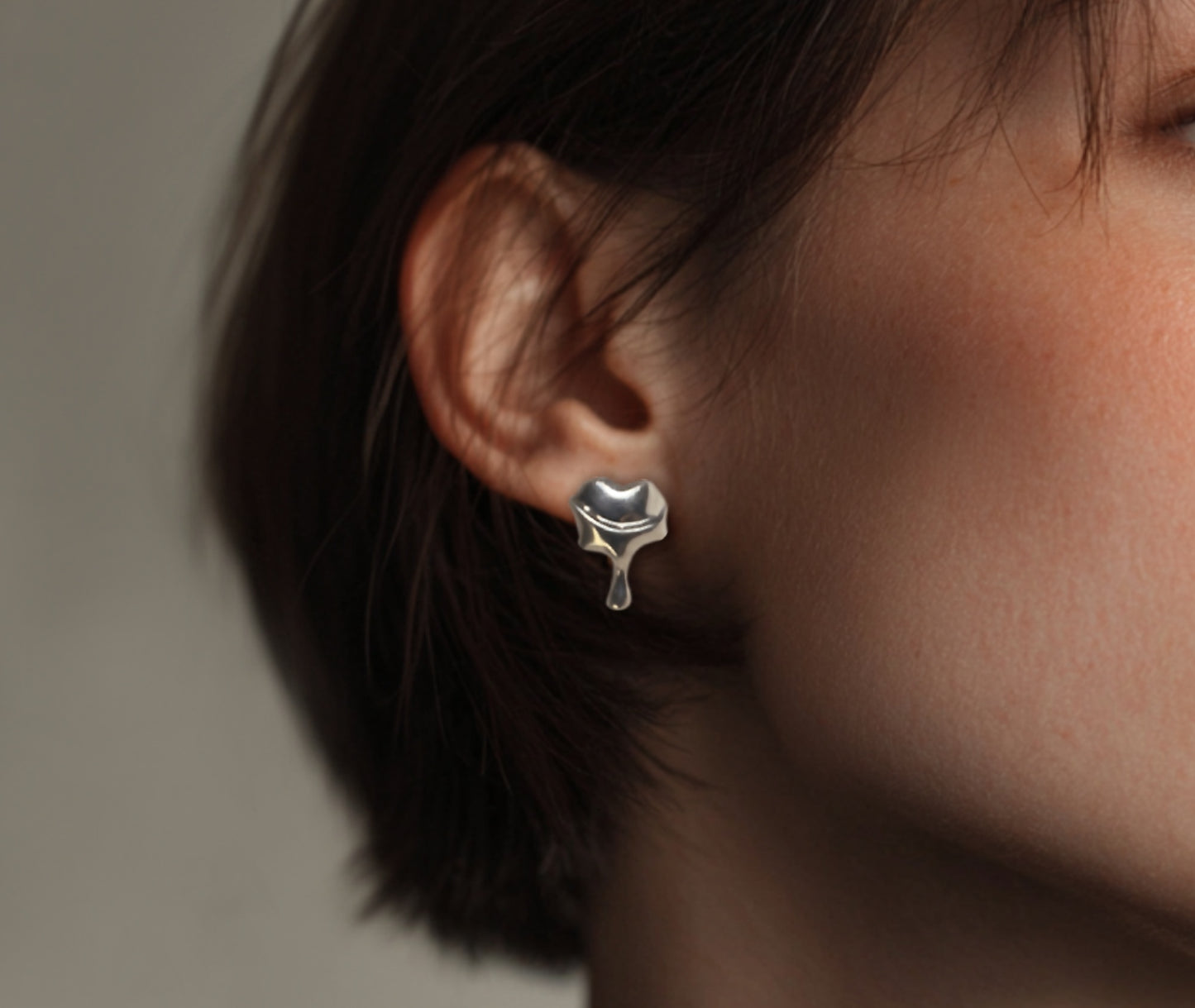 Handcrafted heart earrings by HELIGRAE - polished silver light reflection